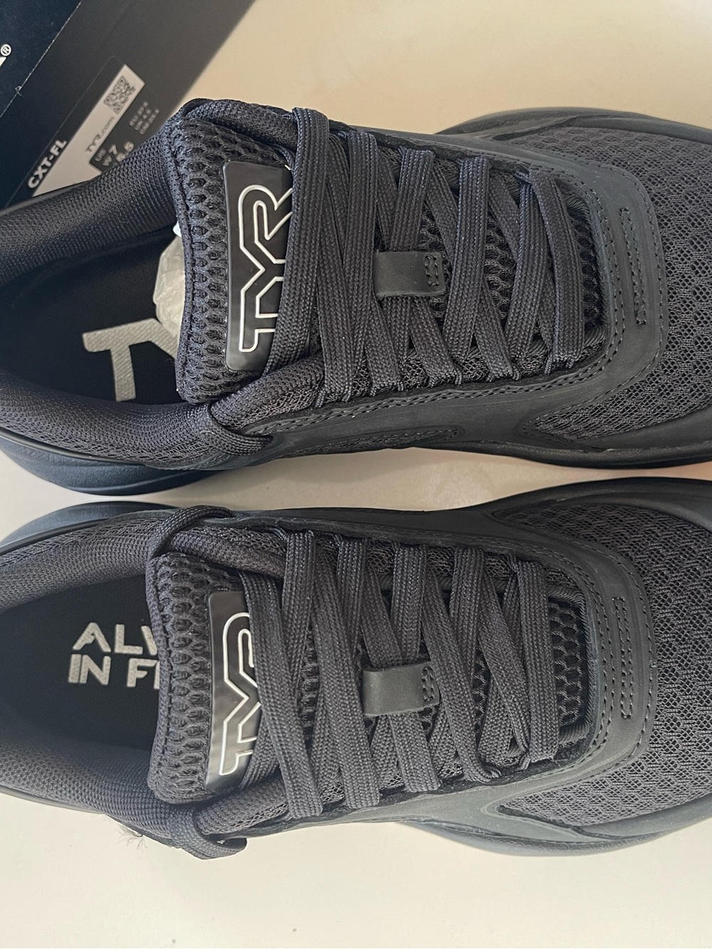 NIB TYR trainer - Picture 2 of 6